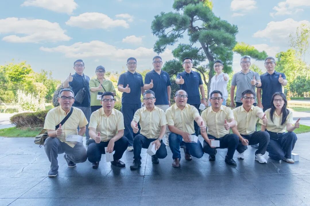 Commemorative group photo of Jwell Machinery leadership Commemorative group photo of Jwell Machinery leadership